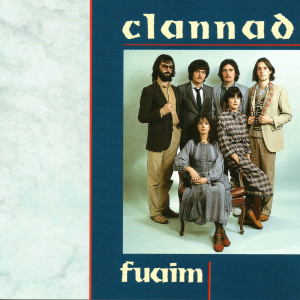 ดาวน์โหลดและฟังเพลง Na Buachaillí Álainn พร้อมเนื้อเพลงจาก Clannad