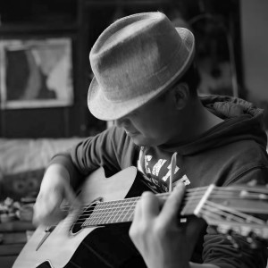 Dengarkan lagu 故乡回忆 (伴奏) nyanyian 红日 dengan lirik