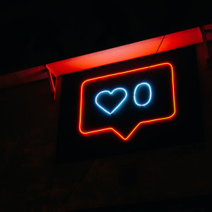 Dengarkan lagu Cool Gril (Explicit) nyanyian Safir dengan lirik