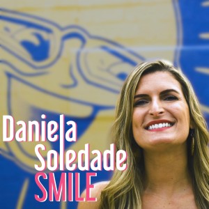 ดาวน์โหลดและฟังเพลง Smile พร้อมเนื้อเพลงจาก Daniela Soledade