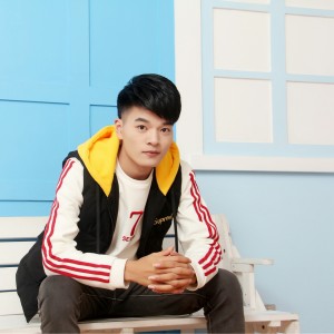 Dengarkan lagu 小情歌 nyanyian 安久月 dengan lirik