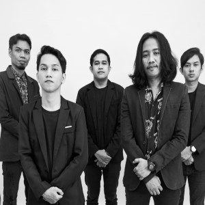 Dengarkan lagu STRUGGLE nyanyian Big Deal dengan lirik