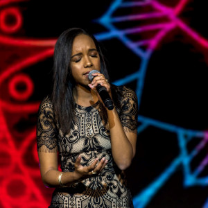 收聽חגית יאסו的כל דבר מזכיר歌詞歌曲