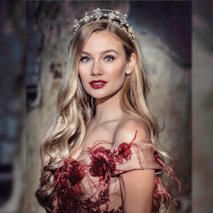 ดาวน์โหลดและฟังเพลง Once Upon a December พร้อมเนื้อเพลงจาก Amy Manford