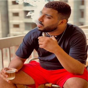 Dengarkan lagu انا بيرم nyanyian Eslam Kabonga dengan lirik