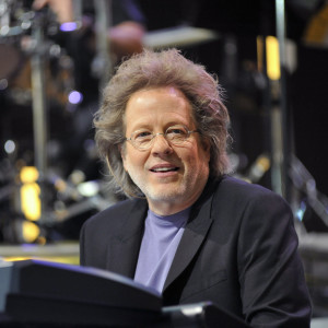 Dengarkan lagu Flying on My Own (From Annie's Point) nyanyian Steve Dorff dengan lirik