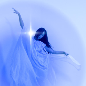 ดาวน์โหลดและฟังเพลง Lovegod พร้อมเนื้อเพลงจาก Sarah Kinsley