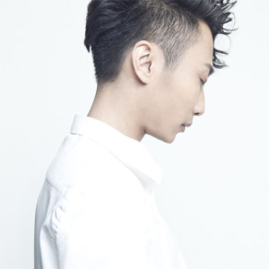 Dengarkan lagu 现在的爱情 nyanyian 孙斌 dengan lirik