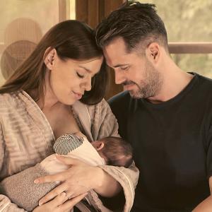 Listen to Szeretemdal song with lyrics from Dér Heni