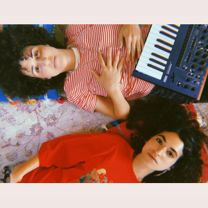 Listen to עיר של קיץ song with lyrics from יערה שאוליאן