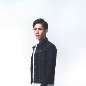 ดาวน์โหลดและฟังเพลง 捨不得放手 พร้อมเนื้อเพลงจาก 施奕存