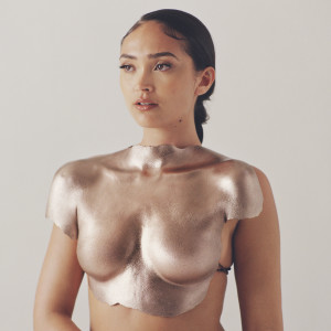 ดาวน์โหลดและฟังเพลง Trouble พร้อมเนื้อเพลงจาก Joy Crookes