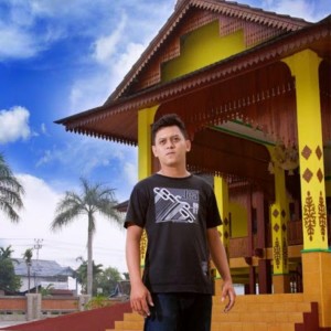 ดาวน์โหลดและฟังเพลง Tentang Cinta Kita พร้อมเนื้อเพลงจาก Rezha Fianandra