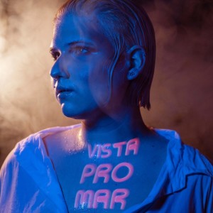 Dengarkan lagu Vista Pro Mar nyanyian Bruna Alimonda dengan lirik