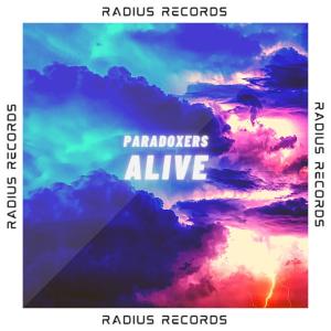 Dengarkan lagu Alive nyanyian Paradoxers dengan lirik