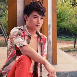 收聽項東的我愛你勝過愛自己歌詞歌曲