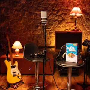 Listen to Superficial (Acústico) (Explicit) song with lyrics from Cella