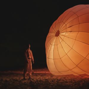 Dengarkan lagu Parachute (Big Gigantic Remix) nyanyian Petit Biscuit dengan lirik