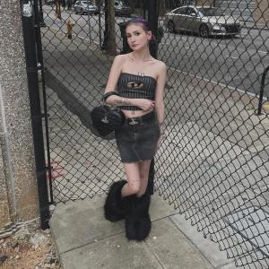 收聽zoe的Likeimfamous (feat. Zaaay the sin) (Explicit)歌詞歌曲