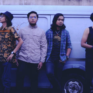 Dengarkan lagu Dua Lejang nyanyian OffNote dengan lirik