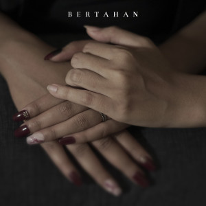 Dengarkan Bertahan lagu dari Sepijak dengan lirik