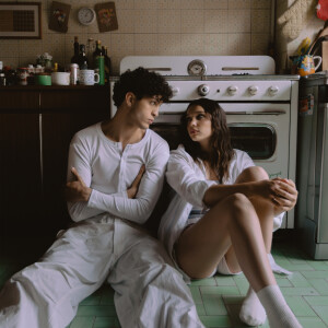 ดาวน์โหลดและฟังเพลง Semplicemente (from the Netflix Series "RIV4LI") พร้อมเนื้อเพลงจาก Sarah Toscano