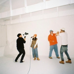 Dengarkan lagu Top of (feat. BAKE & Ludolph) nyanyian MAYUMI. dengan lirik