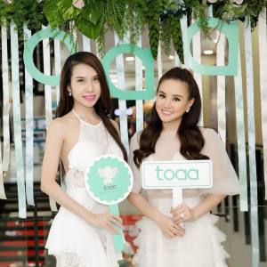Dengarkan lagu Phía Cuối Mê Cung nyanyian Ưng Hoàng Phúc dengan lirik