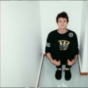 Dengarkan lagu The water fountain nyanyian Alec Benjamin dengan lirik