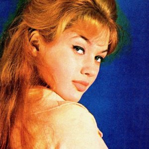 ดาวน์โหลดและฟังเพลง Les Jolis Coeurs พร้อมเนื้อเพลงจาก Gillian Hills