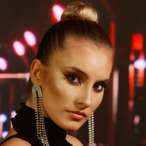 Listen to Departe de Casa song with lyrics from Malina Avasiloaie
