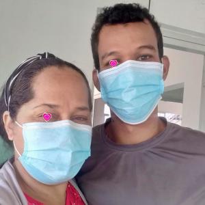 收聽Manuel HC的Madre solo hay una歌詞歌曲