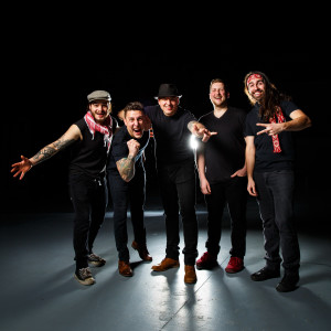 ดาวน์โหลดและฟังเพลง Tiburón พร้อมเนื้อเพลงจาก Andino Suns