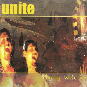 ดาวน์โหลดและฟังเพลง Never Back Down พร้อมเนื้อเพลงจาก UNiTE