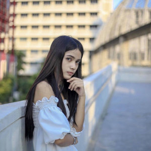 Dengarkan รักเธอก่อน lagu dari น้องรถถัง dengan lirik