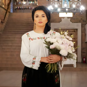 Listen to La Tine Vin Măicuță (Priceasnă) song with lyrics from Diana Cârlig