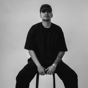 Dengarkan lagu LIGHT ON (Explicit) nyanyian TANTHAM dengan lirik