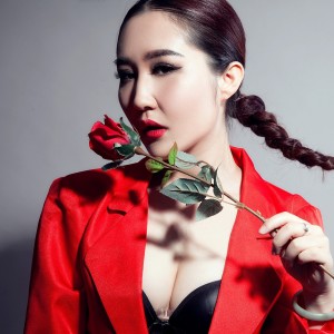 Listen to 角落的钢琴 song with lyrics from 周金蕊