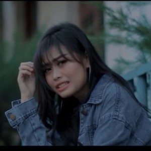 Dengarkan lagu Janjimu Kusangka Setia nyanyian Eno Viola dengan lirik