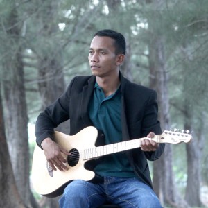 Listen to Dara Bineh Gle song with lyrics from Rais Farmiadi