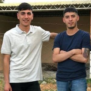 Dengarkan Sorry Mama (feat. Capone) lagu dari Charon dengan lirik