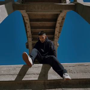 Dengarkan lagu Fading (Explicit) nyanyian Jasper dengan lirik