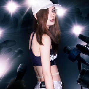 ดาวน์โหลดและฟังเพลง Hi พร้อมเนื้อเพลงจาก Hannah Diamond