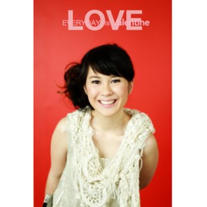 ดาวน์โหลดและฟังเพลง Refill รัก พร้อมเนื้อเพลงจาก ตุ๊กตา จมาพร