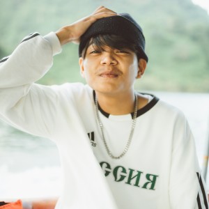 收听VareeONE的คนละโลก歌词歌曲