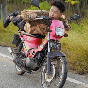 Dengarkan มอเตอร์ไซค์ (Explicit) lagu dari เด็กเลี้ยงควาย dengan lirik