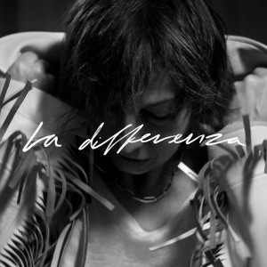 ดาวน์โหลดและฟังเพลง La differenza พร้อมเนื้อเพลงจาก Gianna Nannini