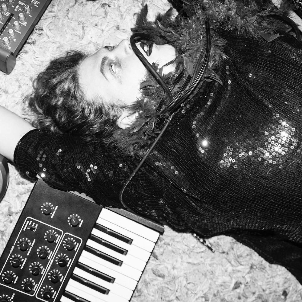 Intl. Discotheque (feat. SRSQ)