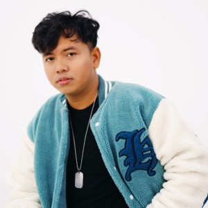 Dengarkan lagu Rembulan Malam (Cover) nyanyian Irsya dengan lirik