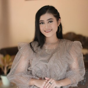 收听Rahma Diva的Roncean Ati (Acoustic Version)歌词歌曲